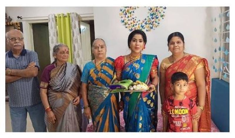 'ಕುಡಿ' ಬಾಳೆ ಎಲೆ ಮೇಲೆ super ಭೋಜನದೊಂದಿಗೆ ಶುರುವಾದ ಐದನೇ ತಿಂಗಳ ಕುಬುಸ (ಸೀಮಂತ ಶಾಸ್ತ್ರ) ಈ 'ಕುಡಿ' ಇರೋ ಬಾಳೆ ಎಲೆ compulsory. ಯಾಕಂದ್ರೆ ಚೊಚ್ಚಲು ಮಗು ಗಂಡಾದ್ರೆ, ಅವನ ಮದುವೆಯವರೆಗೂ ಕುಡಿ ಇಲ್ಲದ ಬಾಳೆ ಎಲೆ ಮೇಲೆ ಊಟ ಮಾಡಬೇಕು,' ಎಂದು 5ನೇ ತಿಂಗಳ ಶಾಸ್ತ್ರದ ಫೋಟೋ ಹಂಚಿಕೊಂಡಿದ್ದಾರೆ.