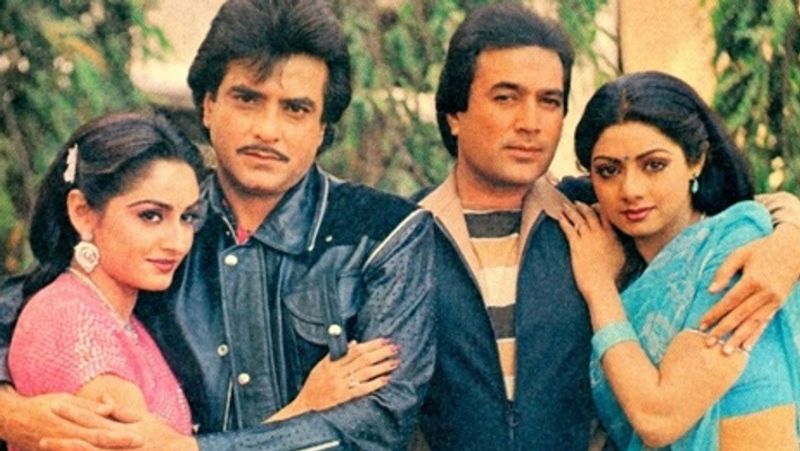 जया प्रदा ने बताया- एक बार जीतेंद्र और राजेश खन्ना ने हम दोनों को एक कमरे में बंद कर दिया था। उनका मकसद था कि शायद एक ही कमरे में बंद होने की वजह से हम आपस में बात कर लेंगे। हम दोनों करीब दो घंटा एक ही कमरे में बंद रही।