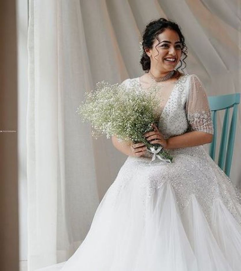 கையில் பூ கொத்துடன் கியூட் போஸ் 