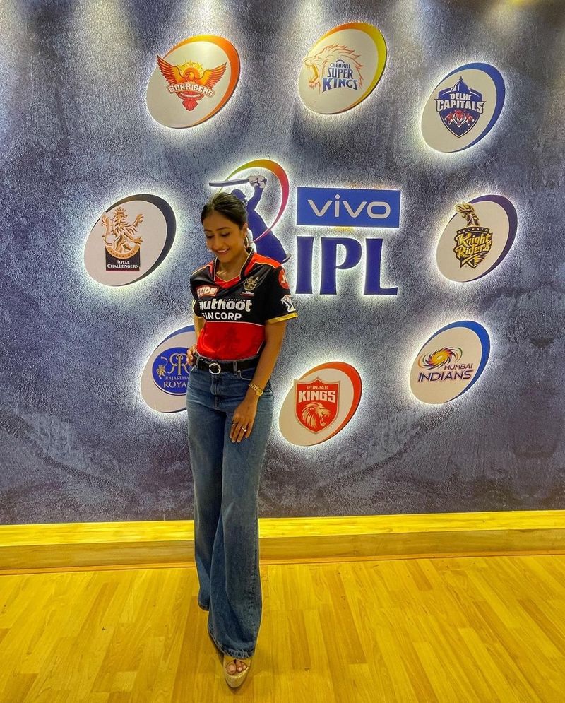 Dhanashree happens to be a YouTobe choregrapher and dancer as she continues to rise the charts. Furthermore, her fan-following has highly escalated since getting hitched to Chahal, as she keeps her fans engaged with her excellent looks.