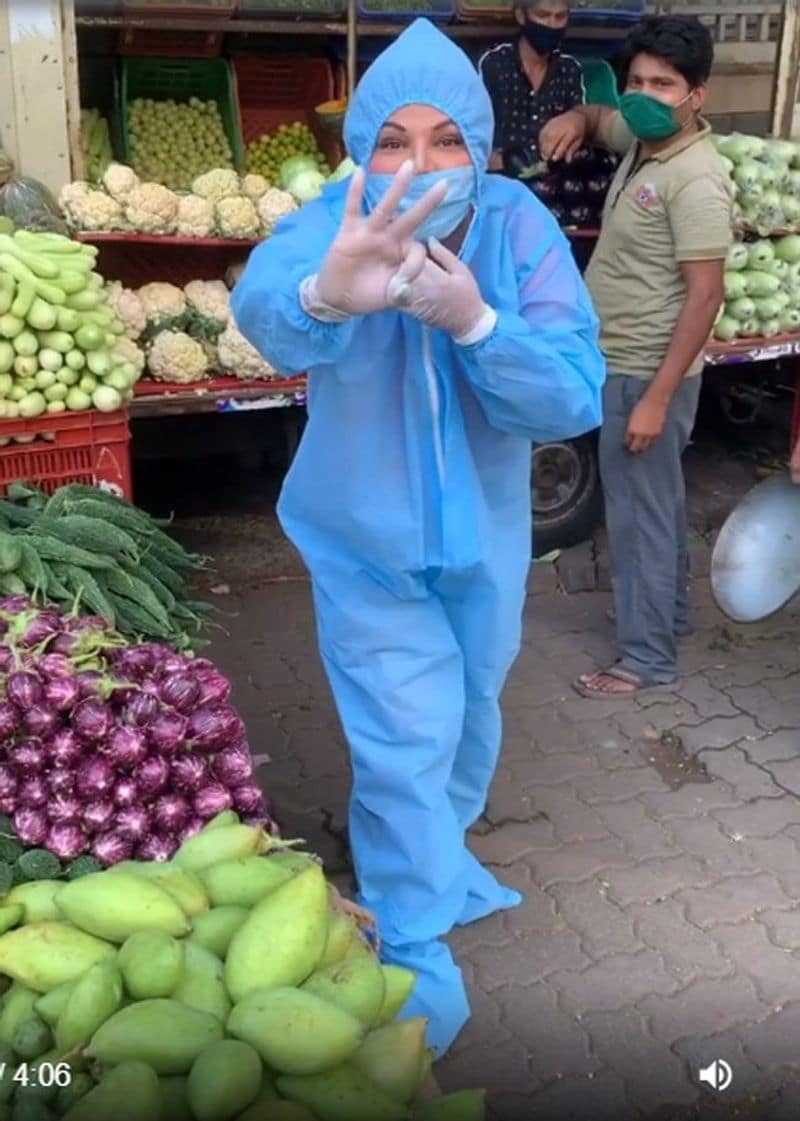When the paps asked Rakhi's views about Kangana Ranaut’s statement where she said that the country's condition is not good as oxygen is unavailable in many places.