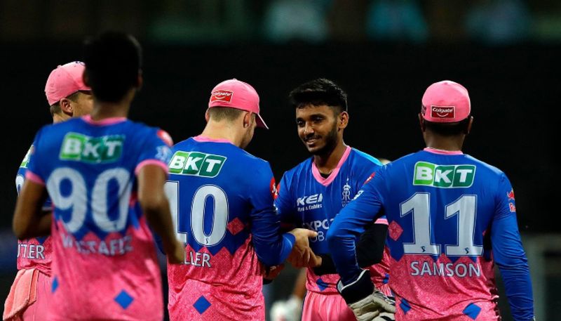 ఆరంగ్రేటం సీజన్లో అదరగొట్టి, నేరుగా భారత జట్టులో చోటు దక్కించుకున్నాడు చేతన్ సకారియా. సయ్యద్ ముస్తాక్ ఆలీ టీ20 టోర్నీలో పర్ఫామెన్స్ ఆధారంగా టీమిండియాలోకి దూసుకొచ్చిన ఈ యంగ్ గన్ను అట్టిపెట్టుకోవాలంటే రాజస్థాన్ రాయల్స్, స్టార్లను పక్కనబెట్టాల్సి ఉంటుంది...