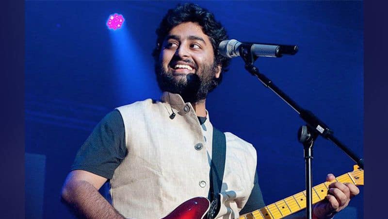 The adorable picture of Arijit Sing and his childhood school teacher gets  attraction on the internet anbad