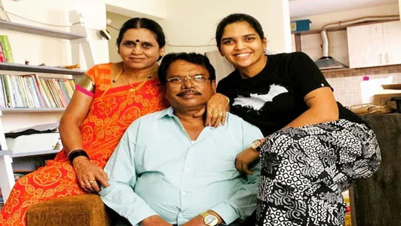 నిజమైన అసోసియేషన్, ఆటగాళ్ల ఆటను, పారితోషకాన్ని మాత్రమే కాదు వారి బాగోగులను కూడా పట్టించుకోవాలి. ఒకేసారి ఇద్దరు కుటుంబీకులను కోల్పోయి పుట్టెడు దుఖంలో ఉన్న వేదాకి ఇప్పుడు బీసీసీఐ భరోసా కావాలి...