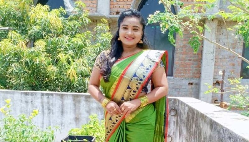 அத்தோடு நிற்காமல் அவருடைய மேலாடையைக் கிழித்து அரை நிர்வணமாக்கிய நவீன் குமார், அவரை அந்த கோலத்திலேயே தன்னுடைய போனில் வீடியோ மற்றும் புகைப்படங்கள் எடுத்துள்ளார். நீ எனக்கு பணம் தர மறுத்தால் இவை அனைத்தையும் சோசியல் மீடியாவில் வெளியிடுவேன் என மிரட்டி வந்துள்ளார். 