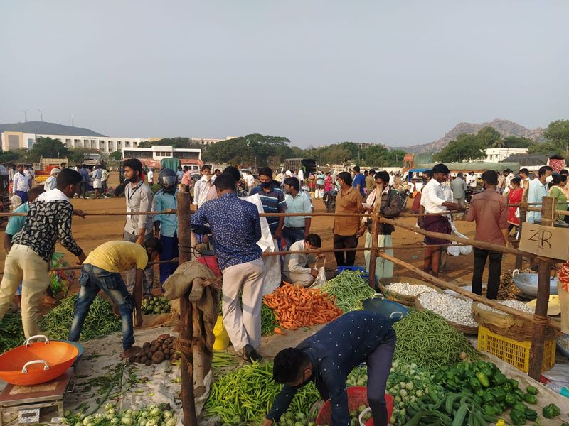 ಚಿತ್ರದುರ್ಗದಲ್ಲಿ ತರಕಾರಿ ಕೊಳ್ಳಲು ಮುಗಿಬಿದ್ದ ಜನತೆ. ದಟ್ಟ ಜನಸಂದಣಿ. ಕೋವಿಡ್ ನಿಯಮಾವಳಿ ಗಾಳಿಗೆ. ಜಯದೇವ ಕ್ರೀಡಾಂಗಣದಲ್ಲಿ ಕಂಡು ಬಂದ ದೃಶ್ಯ
