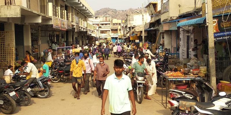 ಕೋವಿಡ್ ನಿಯಮ ಲೆಕ್ಕಿಸದೆ ಕೊಪ್ಪಳದ ಕಾಯಿಪಲ್ಯ ಮಾರುಕಟ್ಟೆಯಲ್ಲಿ ಜನಜಂಗುಳಿ
