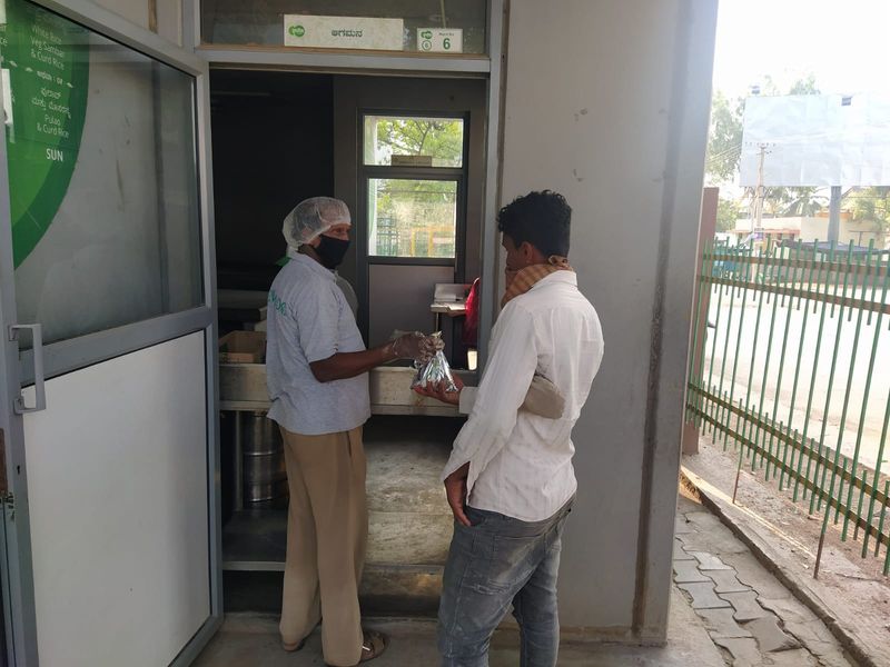 ಚಿತ್ರದುರ್ಗದ ಇಂದಿರಾ ಕ್ಯಾಂಟೀನ್ನಲ್ಲಿ ಪಾರ್ಸೆಲ್ ವ್ಯವಸ್ಥೆ