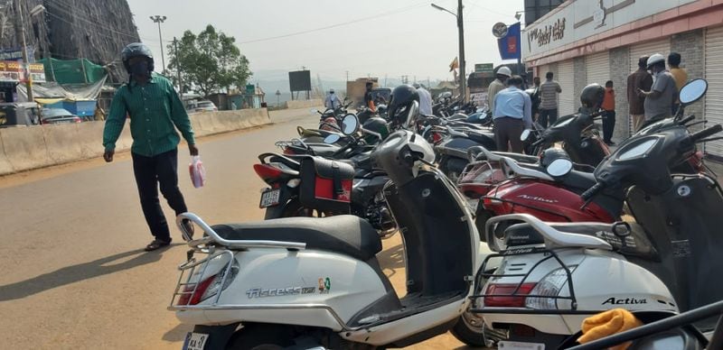 ಚಿಕ್ಕಮಗಳೂರಿನಲ್ಲೂ ಸಹ ಮಾಂಸ ಮಾರಾಟ, ಅಂಗಡಿ ಮುಂದೆ ಬಾಗಿಲು ಬಂದ್ ಮಾಡಿ ಒಳಗೆ ನಡೆಯುತ್ತಿರುವ ವ್ಯಾಪಾರ