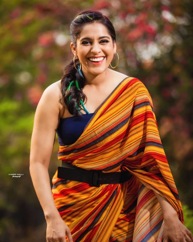 `జబర్దస్త్` షో కోసం రష్మీ అందాల విందు వడ్డిస్తున్న విషయం తెలిసిందే. తాజాగా అదే రేంజ్లో రెచ్చిపోయింది.