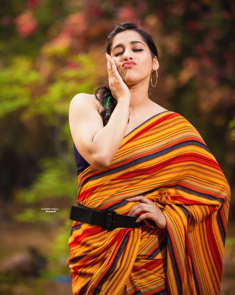 బర్త్ డే వీక్ కావడంతో శారీ అందాలతో కనువిందు చేస్తుంది. స్లీవ్లెస్ బ్లౌజ్ ధరించి శారీలో హోయలు పోయింది. ఈ సందర్భంగా రష్మి నవ్వులు ఆద్యంతం ఆకట్టుకుంటున్నాయి. ఆమె హోయలు మెస్మరైజ్ చేస్తున్నాయి.
