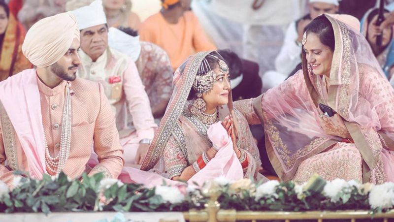 मगर, उन्होंने नेहा को व्हाट्सएप पर मैसेज किया था। रोहन को इस रिश्ते में काफी झिझक भी रही। नेहा ने कहा कि उन्होंने रोहनप्रीत से इस बारे में बात की कि वो उनसे शादी करना चाहती हैं।