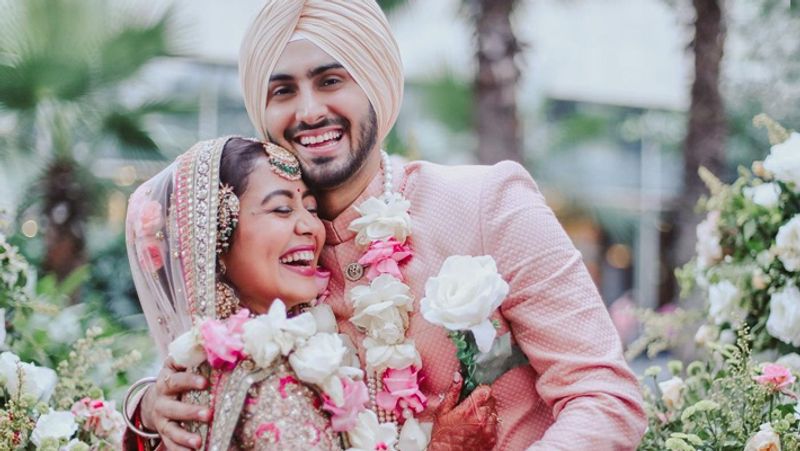 बता दें कि नेहा और रोहनप्रीत की शादी की फोटोज सोशल मीडिया पर खूब छाई थी। इसी बीच कई लोगों ने नेहा को उनके चुने हुए लहंगों के लिए ट्रोल भी किया था। नेहा ने अपनी शादी के दिन अनुष्का शर्मा जैसा लहंगा कैरी था। वहीं, कपल के वेडिंग पोज भी सेम ही थे, जिसकी वजह से लोगों ने नेहा को कॉपीकैट तक कह दिया। इतना ही नहीं शादी के बाकी फंक्शन में नेहा, प्रियंका चोपड़ा की तरह ड्रेस पहने हुए नजर आई थीं। फिर नेहा ने सोशल मीडिया पर पोस्ट शेयर कर ट्रोलर्स को जवाब दिया था।