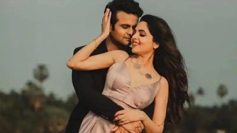 हाल ही में दोनों ने अपने-अपने इंस्टाग्राम पर रोमांटिक फोटोज शेयर की थी। यह फोटोज प्री-वेडिंग फोटोशूट की थी। हाल ही में उन्होंने एक इंटरव्यू में अपनी शादी के प्लान के बारे में विस्तार से बात की। बता दें कि दोनों की शादी जालंधर में होगी।
