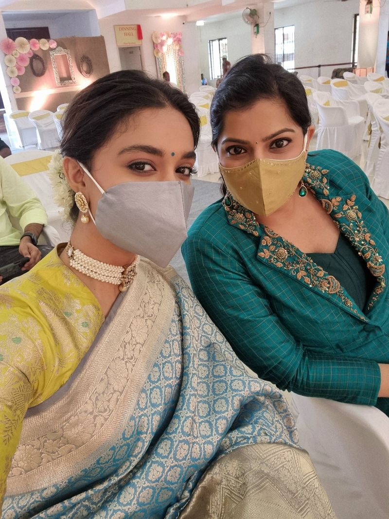 పెళ్లి వేడుకలో కీర్తిసురేష్, వరలక్ష్మీ ఇలా సెల్ఫీ కి పోజులిచ్చారు.