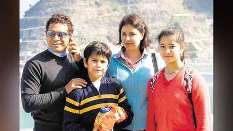 16 साल की उम्र में इंटरनेशनल क्रिकेट में एंट्री करने वाले सचिन आज करोड़ों की संपत्ति के मालिक हैं। वैसे तो उनके नाम कई घर और प्रॉपर्टी हैं, लेकिन वह अपने परिवार से साथ बांद्रा स्थित 19 पेरी क्रास रोड पर रहते हैं।