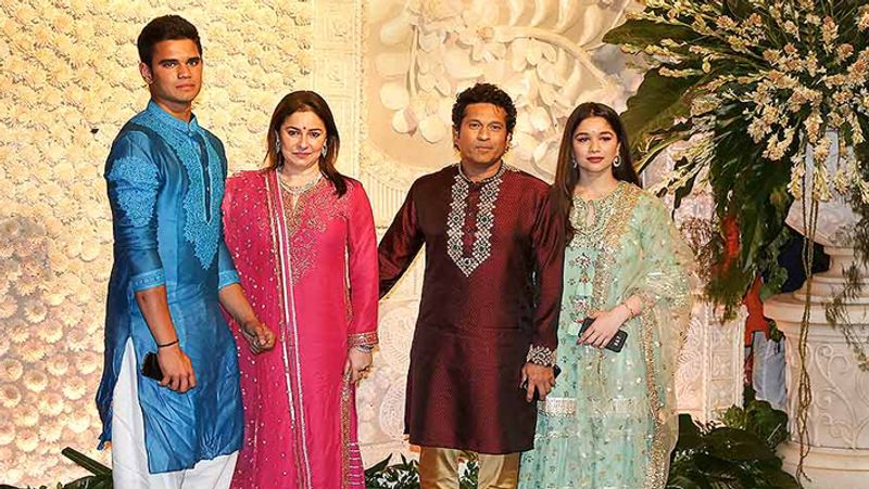 इसके साथ ही उनके पास बांद्रा के कुर्ला कॉम्पलेक्स में एक फ्लैट भी है, जिसकी कीमत लगभग 6-8 करोड़ रुपए है। वहीं, केरल में एक वाटर फेसिंग घर भी उनके पास है, जिसकी कीमत करीब 78 करोड़ रुपए है।
