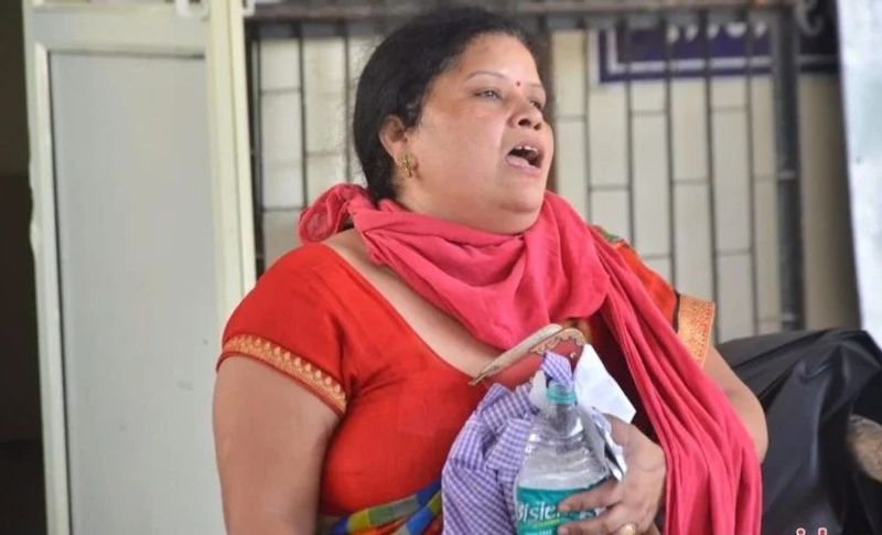 ऑटो ड्राइवर ने बताया कि महिला पूरे रास्ते पति को बार-बार मुंह से सांस देने की कोशिश करती रही। जैसे हम एसएन मेडिकल कॉलेज में पहुंचे तो रवि की तबीयत और ज्यादा बिगड़ गई। सांस फूलने लगी और आंखे बड़ी-बड़ी होने लगीं, महिला चीखती रही, इतने में पति के प्राण निकल गए। रेनू को जब पता चला तो उसको सुनकर विश्वास नहीं हुआ। वह बिलखने लगी, उसके आंसू रुकने का नाम नहीं ले रहे थे। 