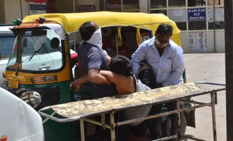 बता दें कि रेणु पति को लेकर ऑटो में लिटाकर भटकती रही, क्योंकि उसने एंबुलेंस भी उपलब्ध नहीं हो पाई। वह हर अस्पताल में जाकर गिड़गिड़ाती-भीख मांगती, भैया पति को भर्ती कर लो नहीं तो वह मर जाएंगे। लेकिन किसी का दिल नहीं पसीजा। आखिर में वह अपने मुंह से पति को सांस देती रही, फिर वह उनको नहीं बचा सकी।

