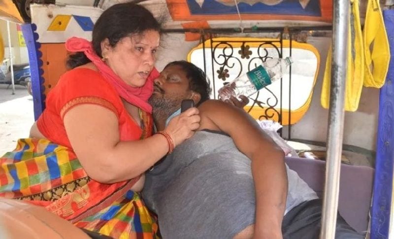दरअसल, यह मार्मिक खबर आगरा के आवास विकास सेक्टर सात की है। जहां की रहने वाली महिला रेणू सिंघल अपने संक्रमित पति रवि सिंघल (47) को लेकर शहर के सरोजिनी नायडू मेडिकल कॉलेज (एसएनएमसी) एंड हॉस्पिटल लेकर आई थी, हलांकि इससे पहले वह कई अस्पतालों के चक्कर काट चुकी थी। एसएनएमसी के गेट पर पहुंचते ही पति की सांस थम गईं। इसके कुछ देर बाद डॉक्टरों ने रवि को मृत घोषित कर दिया।