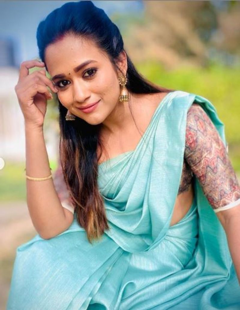 செம்ம ஸ்டைலிஷாக சேலையில் கலக்கும் காவ்யா 