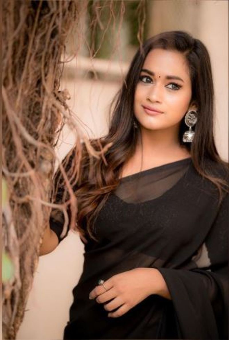 கருப்பு சேலையில் கண்ணை பறிக்கும் அழகு 