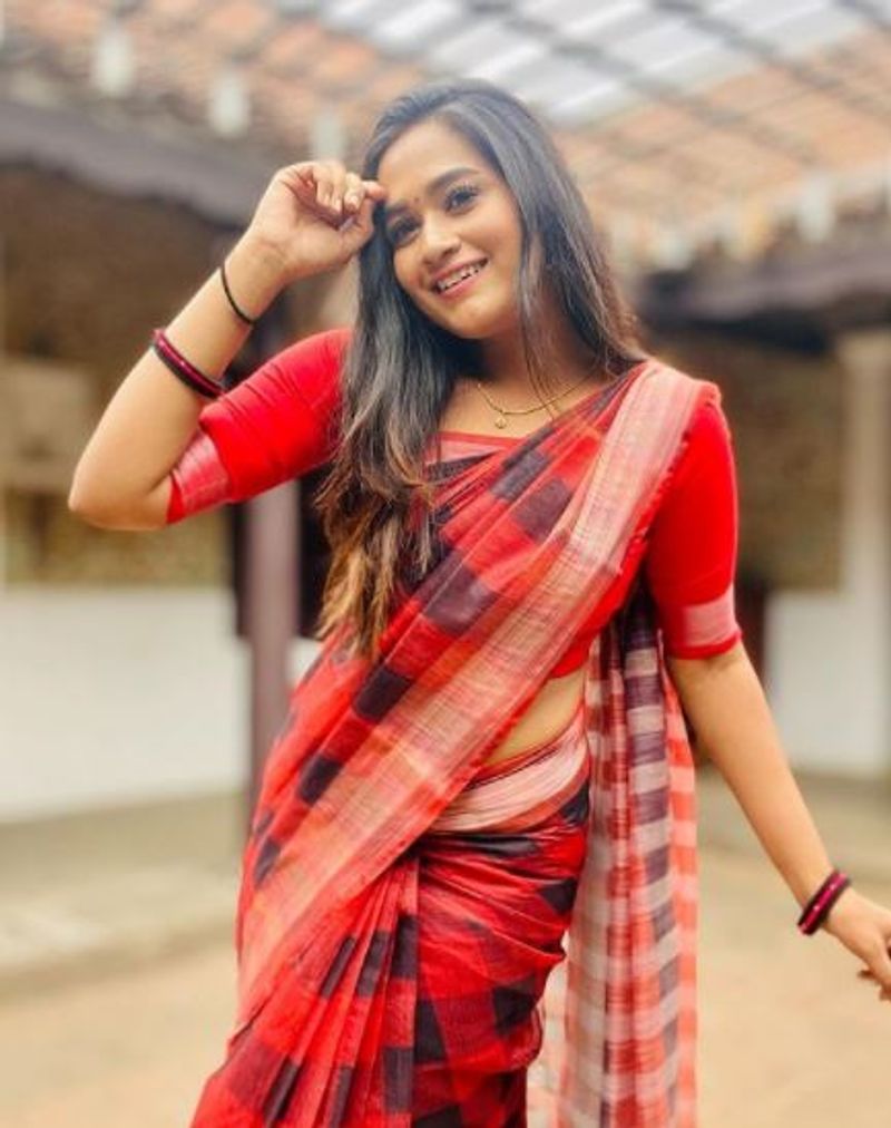 சிவப்பு சேலையில் செம்ம ஹாட் 