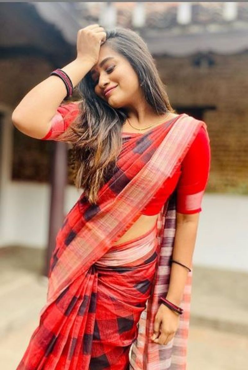 லைட் ஹிப் தெரிய கியூட் போஸ் கொடுத்த காவ்யா 