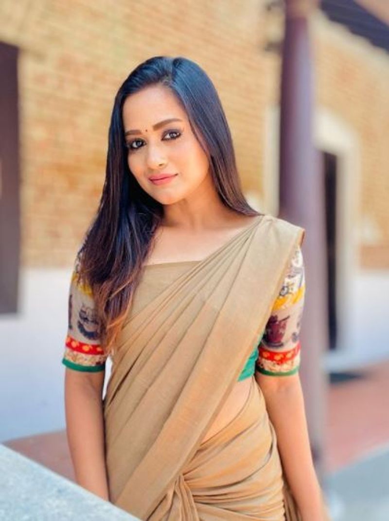 பேரழகில்... பளீச் போஸ் கொடுத்த காவ்யா 