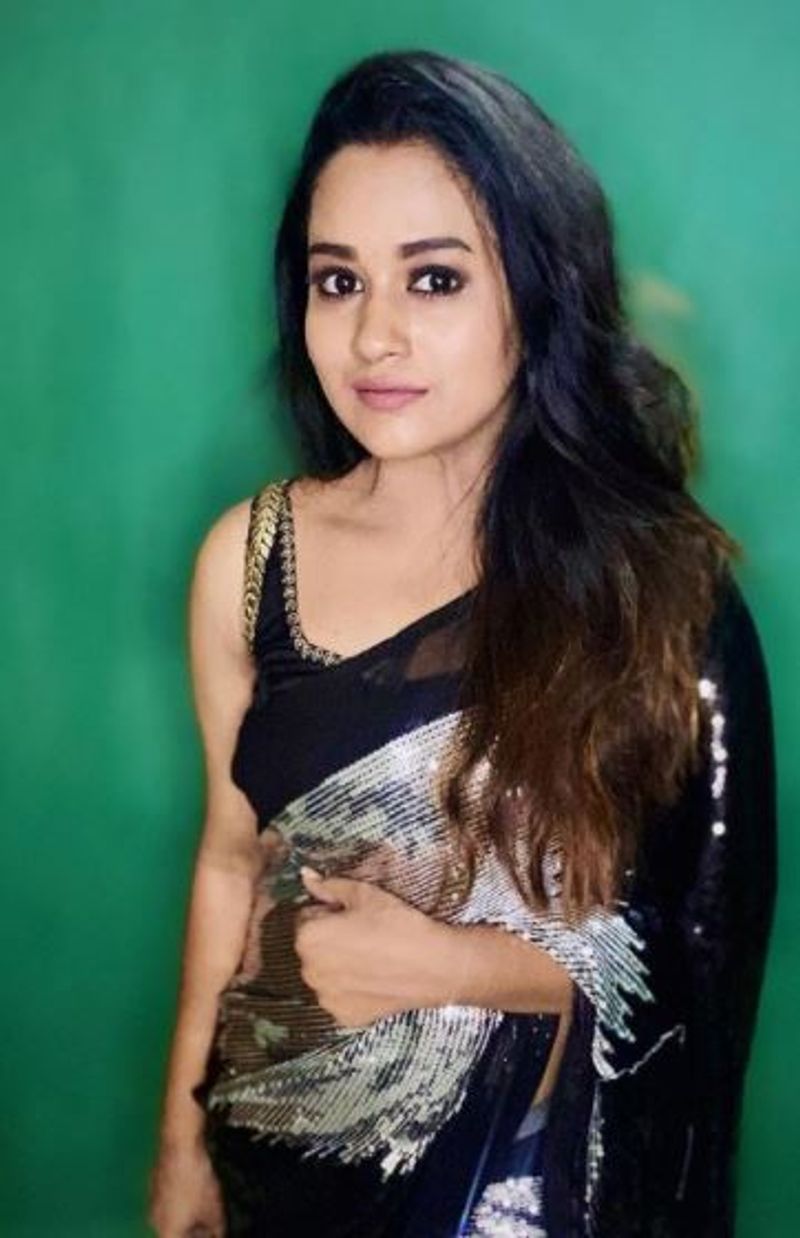 வெள்ளித்திரை வாய்ப்பும் கிட்டயதால் கூடிக்கொண்டே போகும் காவ்யா அழகு 