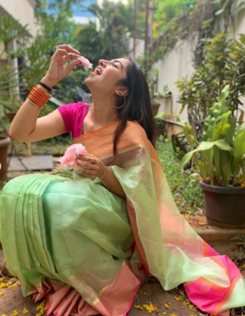 ರುಕ್ಮಿಣಿ ವಸಂತ್ ತುಂಬಾನೇ ಟ್ರೆಡಿಷನಲ್ ಹುಡುಗಿ, ತಮ್ಮ ಇನ್ಸ್ಟಾಗ್ರಾಂ ಖಾತೆಯಲ್ಲಿ ಸಾಂಪ್ರದಾಯಿಕ ಉಡುಗೆಗಳಲ್ಲಿ ಹೆಚ್ಚಾಗಿ ಕಾಣಿಸಿಕೊಳ್ಳುತ್ತಾರೆ.