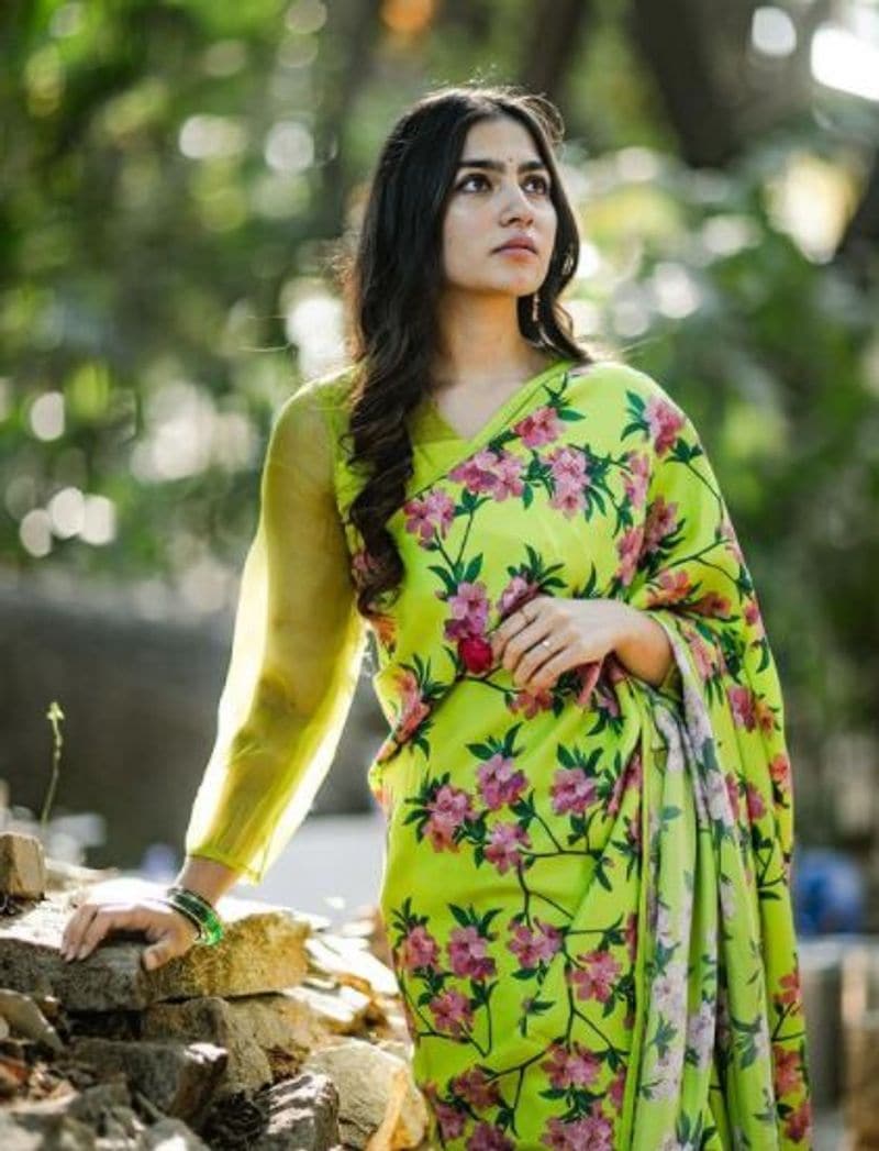 'ಮೇಡಂ ನೀವು ಸೀರೆನೇ ಧರಿಸುತ್ತಿದ್ದರೆ, ಸ್ಟೇಟ್ ಕ್ರಶ್ ಆಗ್ತೀರಾ...' ಎಂದು ನೆಟ್ಟಿಗರು ಕಮೆಂಟ್ಸ್ ಮಾಡಿದ್ದಾರೆ.
