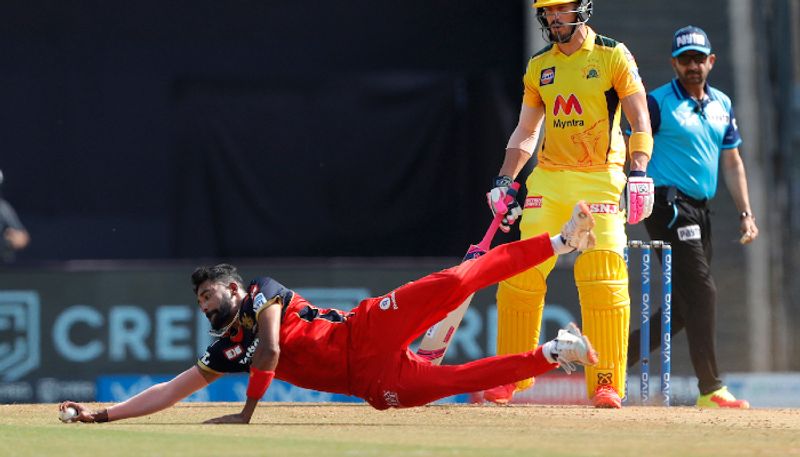 చెన్నై సూపర్ కింగ్స్తో జరిగిన మ్యాచ్లో మొదటి 19 ఓవర్లను కట్టుదిట్టంగా బౌలింగ్ చేసింది ఆర్సీబీ. ఆఖరి ఓవర్ సజావుగా సాగి ఉంటే నిర్ధిష్ట సమయం కంటే ముందే సీఎస్కే ఇన్నింగ్స్ ముగిసేది...