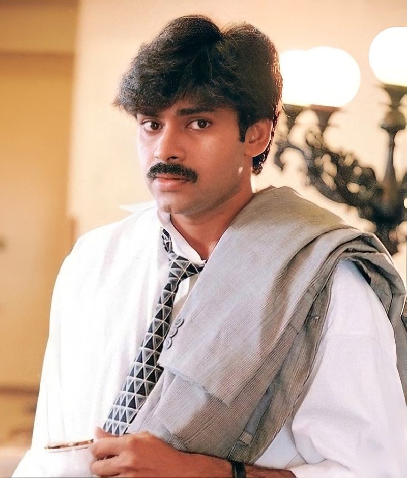 ప్రస్తుతం క్రిష్ దర్శకత్వంలో `హరిహర వీరమల్లు` సినిమా చేస్తున్నాడు పవన్. దీనితోపాటు సాగర్ కె చంద్ర దర్శకత్వంలో `అయ్యప్పనుమ్ కోషియుమ్` రీమేక్లో నటిస్తున్నాడు. అలాగే హరీష్ శంకర్తో ఓ సినిమా చేయనున్నారు. వీటితోపాటు సురేందర్రెడ్డి కాంబినేషన్లోనూ ఓ సినిమా కమిట్మెంట్ ఉంది. దీనికి పవన్ ఫ్రెండ్ రామ్ తాళ్లూరి నిర్మించబోతున్నారు. ఈ సినిమాలన్నీ పూర్తి కావడానికి నాలుగు నుంచి ఐదేళ్లు పడుతుందని చెప్పొచ్చు.