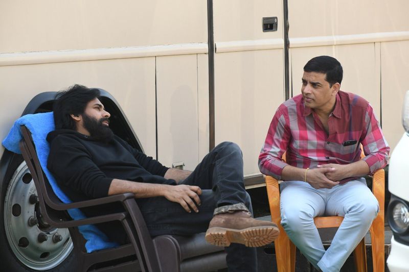 తాజాగా దిల్రాజు నిర్మాతగా మరో సినిమాకి గ్రీన్ సిగ్నల్ ఇచ్చారనే వార్త చక్కర్లు కొడుతుంది. అయితే దీనికి వంశీపైడిపల్లి దర్శకత్వం వహిస్తాడని తెలుస్తుంది. ఈ సినిమాని మహేష్ చేయాల్సింది. కానీ చివరి నిమిషంలో వంశీ చెప్పిన కథని పక్కన పెట్టి పరశురామ్తో `సర్కారు వారి పాట` చేస్తున్నాడు మహేష్. దీంతో ఇప్పుడు దాన్ని పవన్తో వంశీ పైడిపల్లి చేయబోతున్నారట. దీన్ని దిల్రాజు నిర్మించబోతున్నట్టు సమాచారం. మరి కథ అదేనా? లేక వేరే కథా? అన్నది తెలియాల్సి ఉంది.
