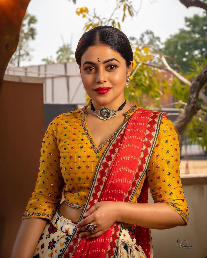 `అవును` సినిమాతో పాపులర్ అయిన పూర్ణ ఇప్పుడు `ఢీ` షోతో మరింత పాపులారిటీని తెచ్చుకుంది.