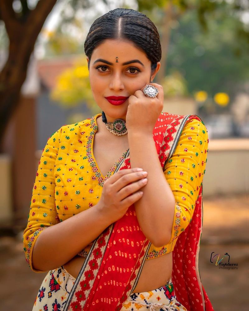 ఇందులో వచ్చీ రాని తెలుగుతో, వచ్చీ రానా తిట్లతో అందరిని ఆకట్టుకుంటుంది. కొంటెగా ఆకర్షిస్తుంది.
