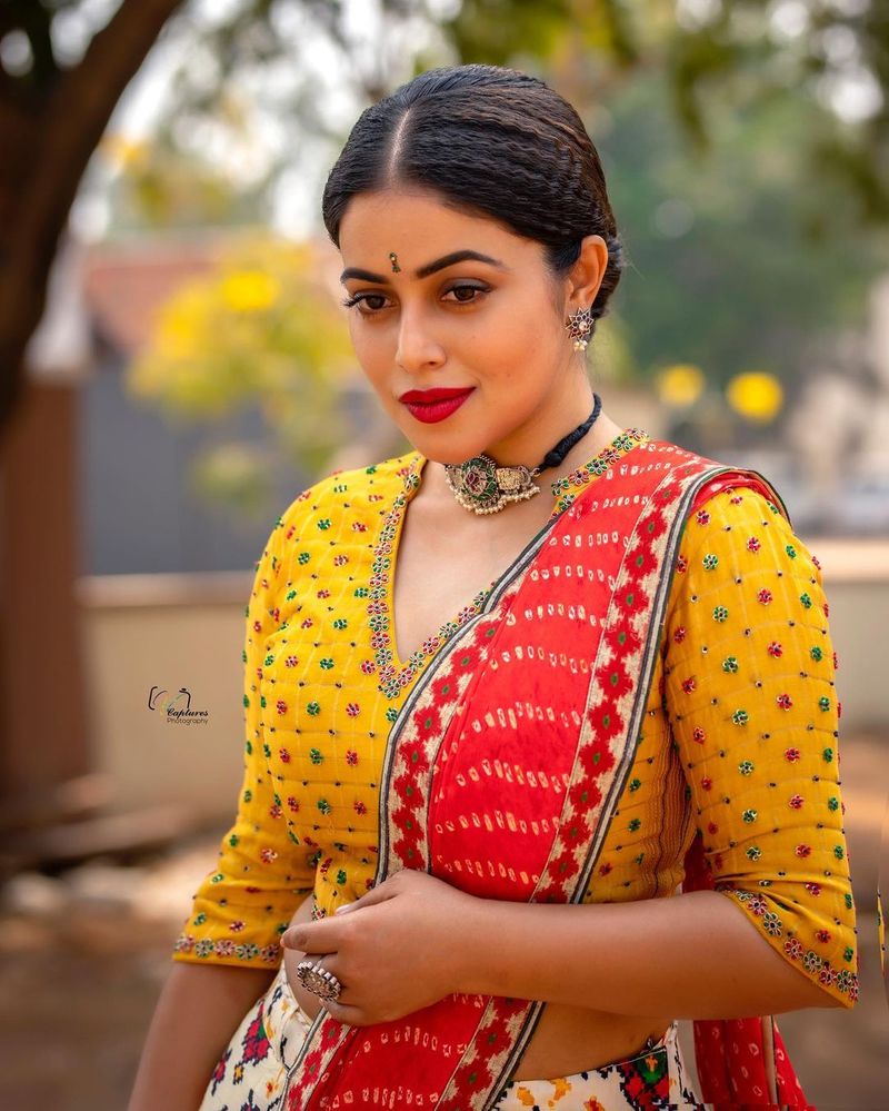 తాజాగా ఈ అమ్మడు తన లేటెస్ట్ గ్లామరస్ ఫోటోలను పంచుకుంది. ఇందులో ట్రైబల్ లుక్ వాహ్ అనిపిస్తుంది.