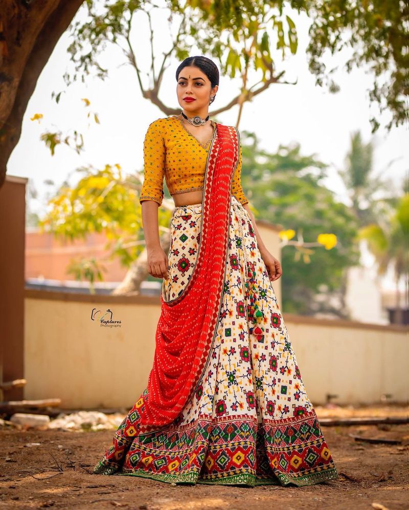 ఎల్లో బ్లౌజ్, హాఫ్ శారీలో కుర్రాళ్ల మతిపోగొడుతుంది. నెటిజన్లని కట్టిపడేస్తున్నాయి. ప్రస్తుతం ఈ పిక్స్ వైరల్ అవుతున్నాయి.
