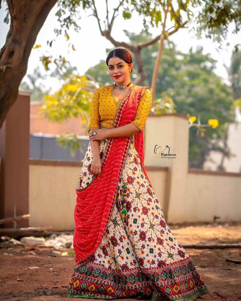 కొంగుతో నడుమందాలను దాస్తూ ఈ అమ్మడు ఇచ్చిన పోజు ఫిదా చేస్తుంది.