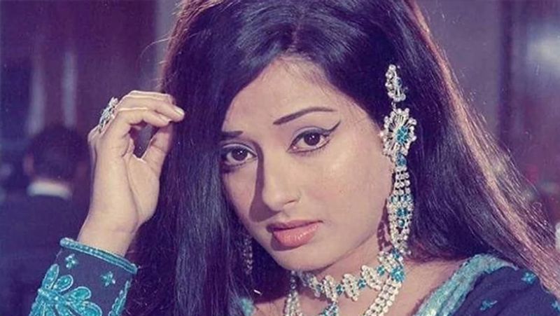 एक इंटरव्यू के दौरान मौसमी ने बताया था- फिल्म रोटी कपड़ा और मकान (1974) की शूटिंग के दौरान मैं प्रेग्नेंट थीं और मैंने रेप सरवाइवर तुलसी का किरदार निभाया था। इसके शूट के दौरान काफी मुश्किल हुई थी। इस दौरान मेरे साथ एक हादसा भी हो गया था जिसे मैं काफी डर गई थी। 