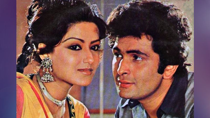 1982 में गुलजार की फिल्म अंगूर से मौसमी को बड़ी कामयाबी मिली। हालांकि, फिल्म की सफलता का श्रेय संजीव कुमार और देवेन वर्मा को मिला था। बतौर लीड एक्ट्रेस उन्होंने कर्तव्य (1995) में काम किया, इसके बाद वे फिल्मों में मां, भाभी जैसे किरदार निभाने लगी।