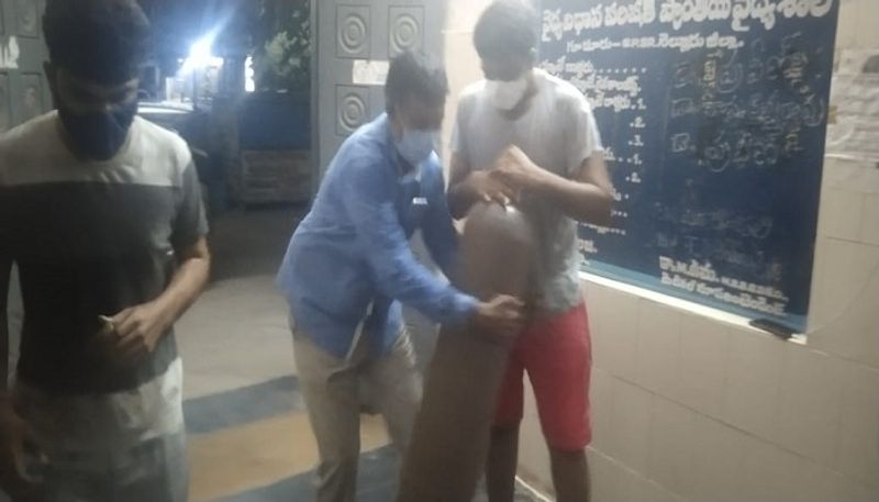 ఇప్పుడు కరోనాతో ప్రవీణ్ మరణం తీవ్రంగా కలచివేసిందన్నారు. ప్రవీణ్ కుటుంబానికి పార్టీ అన్ని విధాల అండగా ఉంటుందన్నారు. కుటుంబ సభ్యులకు తన ప్రగాఢ సంతాపం వ్యక్తం చేశారు.