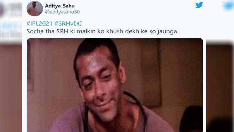 सुपर ओवर में सिर्फ 2 रन बना पाए वार्नर
एसआरएच की ओर से सुपरओवर में खेलने के लिए वॉर्नर और विलियमसन आए। जिन्होंने 6 बॉलों में 7 रन ही बनाए। इनमें विलियमसन ने तीन गेंदों पर 4 रन बनाए और वॉर्नर तीन गेंदों पर दो रन ही बना सके। एक रन शॉर्ट रन के चलते कम हो गया था। वहीं, एक लेगबाई का रन रहा। 