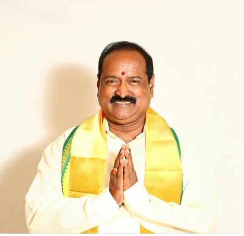 విశాఖ, జీవీఎంసీ 31వ వార్డు టీడీపీ కార్పోరేటర్ వానపల్లి రవికుమార్ కరోనాతో మృతి చెందారు. టీడీపీ నేతలు వరుసగా కరోనాతో మృతి చెందడం పార్టీకి తీరని లోటని పార్టీ అధినేత నారా చంద్రబాబు నాయుడు తీవ్ర దిగ్భ్రాంతి వ్యక్తం చేశారు. మొదట్నుంచి రవికుమార్ పార్టీలో క్రియాశీలకంగా వ్యవహరించారని, కార్పొరేటర్ గా స్థానిక ప్రజలకు ఎప్పుడూ అందుబాటులో ఉండేవారని గుర్తు చేసుకున్నారు.