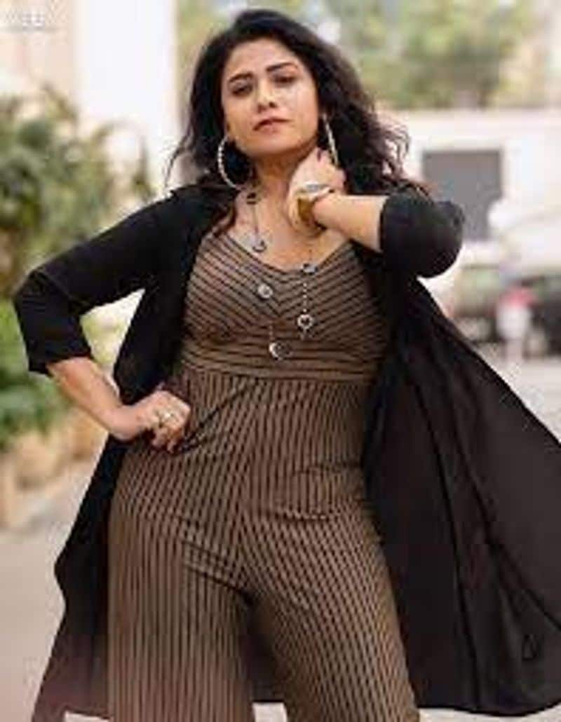 ఎవరైనా మంచి కుర్రాడు ఉంటే చెప్పండని, తాను డేటింగ్కు రెడీగా ఉన్నానంటూ సంచలన ప్రకటన చేసింది జ్యోతి. ప్రియుడితో రొమాన్స్ చేసేందుకు ఉవ్విళ్లూరుతున్నట్టు పరోక్షంగా హింట్ ఇచ్చిందీ అమ్మడు.
