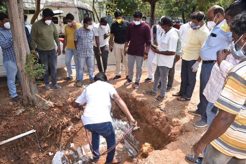 ''ప్రస్తుతం ఐసియూ లో ఉన్న రోగులకు సరఫరా అయ్యే ఆక్సిజన్ పంపిణీ లో ఇబ్బంది ఉంది. కాబట్టి ఐసియూలోని 15మందిని తక్షణమే వేరొక ఆసుపత్రికి తరలిస్తున్నాం. ఆక్సిజన్ సమస్య కారణంగా ఎవ్వరు మరణించే పరిస్థితి లేదు. తిరుమల ఆస్పత్రికి ఈ రోగులను తక్షణమే తరలిస్తున్నాం. పరిస్థితి ఇంకా సీరియస్ గా ఉంటే విశాఖ కు తరలించమని ఆళ్ల నాని ఆదేశించారు'' అని తెలిపారు.