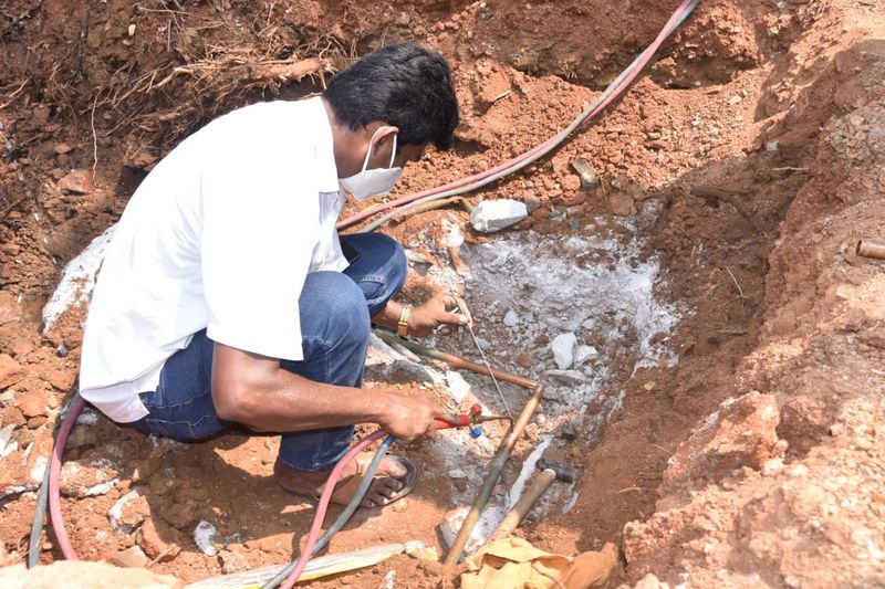 ''ప్రజలు ఎవ్వరు ఆందోళన చెందాల్సిన అవసరం లేదు. ఇవాళ సాయంత్రానికి ఆక్సిజన్ సరఫరా సాంకేతిక సమస్యను కూడా పరిష్కరిస్తాం. విజయనగరం జిల్లాలో అన్ని ఆస్పత్రులలోను ఆక్సిజన్ సమస్య తలెత్తకుండా చర్యలు చేపట్టాము'' అని ఉపముఖ్యమంత్రి శ్రీవాణి భరోసా ఇచ్చారు.