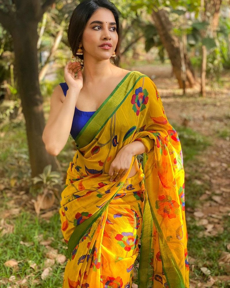 మరోవైపు ఇటీవల ఉగాది పండుగ సందర్భంగా సెక్సీ శారీలో పిక్స్ పంచుకుని మరింత ఘాటెక్కించింది నభా.