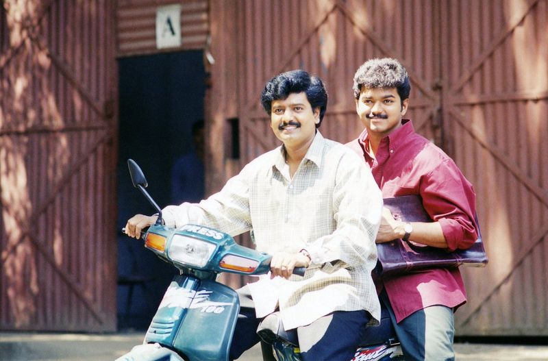 நடிகர் விஜய் தளபதி 65 பட ஷூட்டிங்கை முடித்துக் கொண்டு நேற்று சென்னை திரும்பினார். இது சம்பந்தமான புகைப்படங்கள், வீடியோக்கள் ஆகியன சோசியல் மீடியாவில் வைரலாகின. 